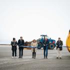 Från vänster Magnus Thorén (Stena Metal International), Stefan Pålsson (kommunstyrelsens ordförande Halmstad), Monika Przedpelska Öström (branschchef Sveriges Hamnar), Claes Lindgren (länsråd Halland) och Carl-Henrik Hägg (Vd Hallands Hamnar). Foto: Hallands Hamnar