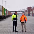 Danias vd Mikael Andersson och Anders Paulsson från hamnen har arbetat i nära samarbete för att etablera det nya transportnätverket på räls. Foto: Helsingborgs Hamn