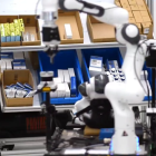 En ny typ av robotarm gör det möjligt för roboten att inte bara plocka upp och flytta saker, utan också kasta små föremål, som en påse skruvar, direkt till rätt plats. Foto: Örebro universitet