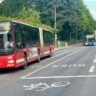 Bussförarna arbetar oftast ensamma, under alla tider på dygnet och har kontakt med en heterogen grupp resenärer i olika miljöer. Bussar på Valhallavägen i Stockholm. Foto: Stina Wickenberg