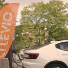 Elbil vid en laddstation. Foto: Ellevio