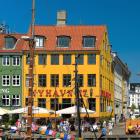 Hotell- och restaurangsektorn drev jobbtillväxten i Danmark i juli, men Novo Nordisks planerade neddragningar kan bromsa utvecklingen. Bilden visar Nyhavn, med största koncentrationen av små hotell och restauranger. Foto: Wikipedia Commons. Kredit: Ramblensen2