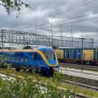 Ett persontåg från Norrtåg passerar bangården i Östersund, med godsvagnar i bakgrunden. Foto: Stina Wickenberg