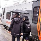 Personal med paraply vid Öresundståg Foto: Apelöga/Öresundståg