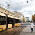 Genom centrum. På illustrationsbilden passerar Åbos spårvagn förbi Saluhallen. FOTO: Åbo spårvägsallians