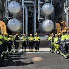 På bild är Peter Abrahamsson Chef Hållbar utveckling, Aad van Bedaf Raffinaderichef och Rickard Lycke Projektchef Synsat samt medarbetare inom Synsat projektet i Lysekil. Foto: Preem