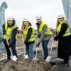Från vänster: Tomas Andersson (MVB), Sara Dawidson (Prologis), Anton Öjersjö (Coloplast) och Lisa Andersson (Kungsbacka kommun) tar det första spadtaget i Kungsbacka. Foto: Prologis