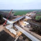 Projektet stöds starkt av EU, som finansierar merparten av kostnaderna. Rail Baltica ses som en del av unionens strategi för att knyta ihop medlemsländerna med moderna transporter och minska beroendet av ryska nätverk. De baltiska länderna har fram till nu främst varit uppkopplade mot järnvägar byggda på bredspår från sovjettiden, vilket skapat tekniska hinder för smidiga transporter till Västeuropa. Foto: Europeiska kommissionen
