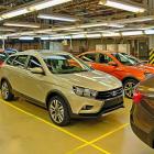 Bilar av modellen Lada Vesta producerade vid fabriken IzjAvtos färdigvaruzon.  Foto: Wikipedia Commons Lic. CC BY-SA 4.0. Kredit: Vyacheslav Bukharov.