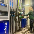 Skattesatserna på bensin föreslås sänkas med 2 kronor och 40 öre per liter. Foto: Stina Wickenberg