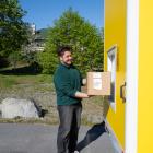 Ett mobilt paketskåp för paketutlämning testas. Foto: DHL