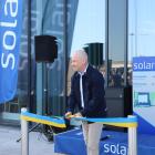 Jonas Widström klipper bandet. Foto: Solar