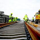 Spårläggningen har inletts på Rail Baltica-sträckan mellan Šveicarija och Žeimiai i Litauen. Den 8,8 kilometer långa delen ska stå klar vid årets slut. Foto: RB Rail AS
