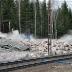 Sprängsalvan lösgör stora mängder berg för att ge plats åt det nya dubbelspåret. Foto: Stefan Bratt/Trafikverket