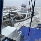 Det arbetades intensivt i det iskalla vädret när rampen gav vika och föll ned. Erfarenheterna från det första ramphaveriet innebar att trafiken på Fanølinjen kunde återupptas relativt snabbt denna gång. Nu ska en ny utformning av lyftcylindrarna bidra till att händelsen inte upprepas. Foto: Molslinjen