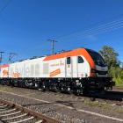 Leveransen av det 100:e EURODUAL-loket visar enligt tillverkaren att hybridtekniken inte längre är en nischlösning utan håller på att etableras som standard i europeisk godstrafik. Foto: Stadler