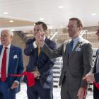 I mitten syns Sveriges infrastrukturminister Andreas Carlsson vid ceremonin som markerade att förvärvet slutförts efter nödvändiga godkännanden. Foto: Wasaline