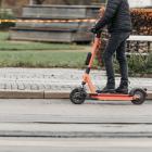 Transportstyrelsens nya statistik visar att antalet olyckor med elsparkcyklar ökade till 6500 under förra året. En ny rapport från VTI visar att regelverket i Sverige avviker från det i flera nordiska grannländer. Foto: Fotograf Satu/VTI
