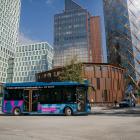 Sveriges första, helt vanliga, självkörande buss gör comeback i Göteborg. Tidigare testkörde bussen mellan Polhemsplatsen och Gårda, nu blir det en ny sträcka mellan Gustaf Adolfs torg och Chalmers. Bild: Moa Carlsson/Västtrafik