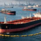 Tankfartyg med rysk olja väntar utanför asiatiska hamnar i brist på köpare. Symbolbild: AI-genererad bild. Ej ett fotografi. Upphovsrätt © Conventus