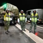 Fordon dirigeras till rätt plats på vägfärjan. Foto: Eric Hallberg, Försvarsmakten