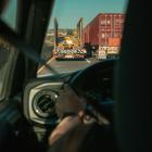 Årets rapport visar att i genomsnitt 82 procent får jobb som lastbilschaufför efter avslutad utbildning, siffror som nu bekräftats av Skolverket. Foto: alex quezada/Unsplash