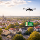 Drönarleveranser kan minska leveranstider, kostnader och utsläpp jämfört med traditionella bud, enligt företagen. Illustration: AI-genererad bild. Ej ett fotografi. Upphovsrätt © Conventus– AI-genererat innehåll. Inget av materialet får reproduceras eller användas i andra sammanhang utan skriftligt medgivande.