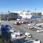 Vätgasgeneratorn (vit container med fyra fläktar på taket) förser Stena Scandinavica med el via en kabel under marken. Bild: Göteborgs Hamn. Foto: Göteborgs hamn