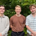 Frans Ignberg (maskinteknik), Oskar Albinsson (farkostteknik) och Sebastian Lindberg (farkostteknik) från Kungliga Tekniska Högskolan. De tre studenterna tilldelades även ett extra stipendium av Sammes stiftelse på 100 000 kronor. Stipendiet delas ut till projekt och studenter som utmärkt sig särskilt under sommaren. Foto: Skellefteå Science City