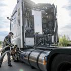 Daimler Trucks prototyp av GenH2 som kör på flytande vätgas tankas vid en prototypstation för flytande vätgas i Wörth am Rhein. Foto: Daimler Truck