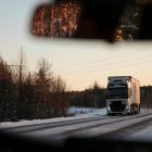 De nya reglerna innebär att tunga fordon ska ha vinterdäck eller likvärdig utrustning mellan den 10 november och den 10 april. Foto: roberto hanas /unsplash