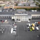 Den nya anläggningen består av en kontorsbyggnad och ett lager, sammanlänkade med tre hallbyggnader som rymmer bland annat en fullskalig däckverkstad, skadeverkstad och en uppgraderad laddstation för elektrifierade fordon. Foto: Peab