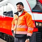 En s.k. "Wagenmeister" anställd hos österrikiska tågbolaget ÖBB. Foto: ÖBB