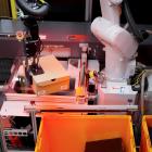 Systemet använder datorseende för att identifiera produkter och anpassa grepp i realtid. Robotarna är även utrustade med gripdon som håller kartongen stabil under hantering. Foto: Zalando