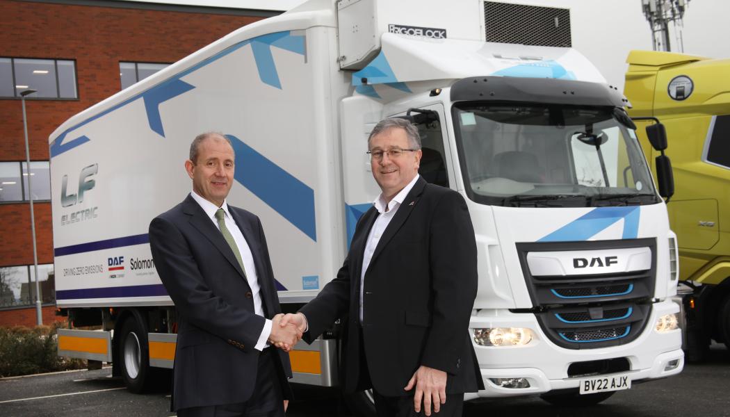 Russell Patmore, Truck Sales Director på DAF (vänster) och Asset Alliance Groups vd Willie Paterson. Foto: Nordic Truckcenter