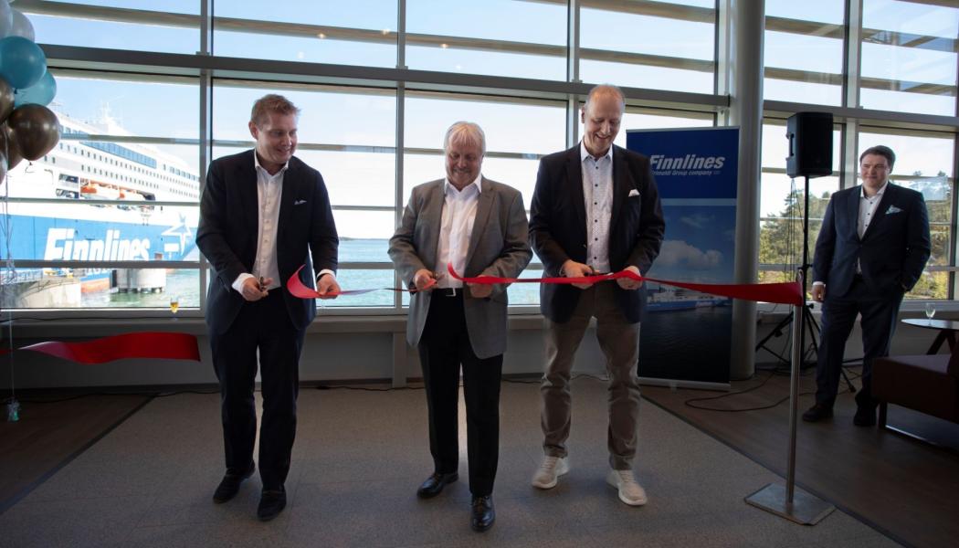 Bandet klipps. Från vänster; Thomas Doepel, Ronny Eriksson och Marco Palmu. Foto: Finnlines