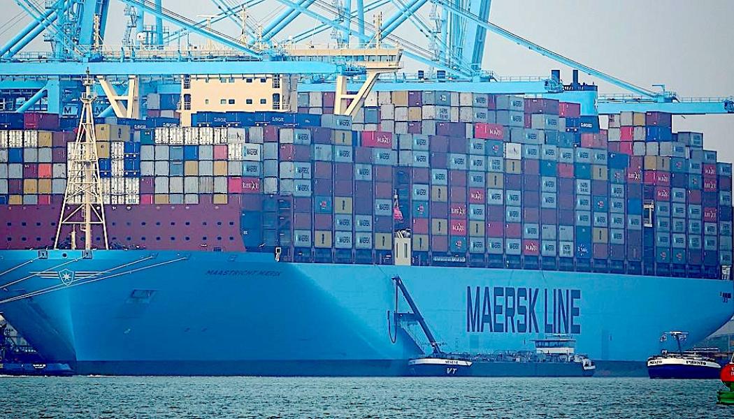 Maersks containerfartyg MAASTRICHT MAERSK i morgondimma i Rotterdams Europahamn. Foto: Wikipedia Common, Kredit: Kees Torn