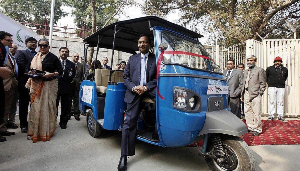Mustafa Quraishi: Pawan Goenka, chef på fordonstillverkaren Mahindra, visar upp Hyalfa, en vätgasdriven tuk-tuk. Arkivbild.