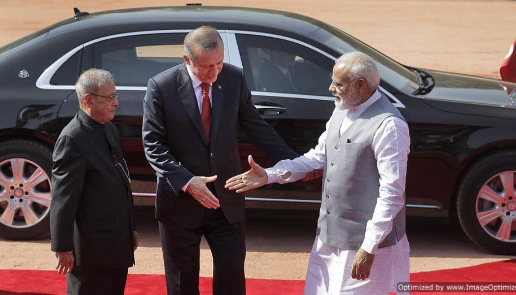 Manish Swarup: Än så länge nöjer sig Indiens premiärminister Narendra Modi med förbränningsmotorer, som här när han för en vecka sedan lät Turkiets president Recep Tayyip Erdogan komma på besök i en Mercedes.