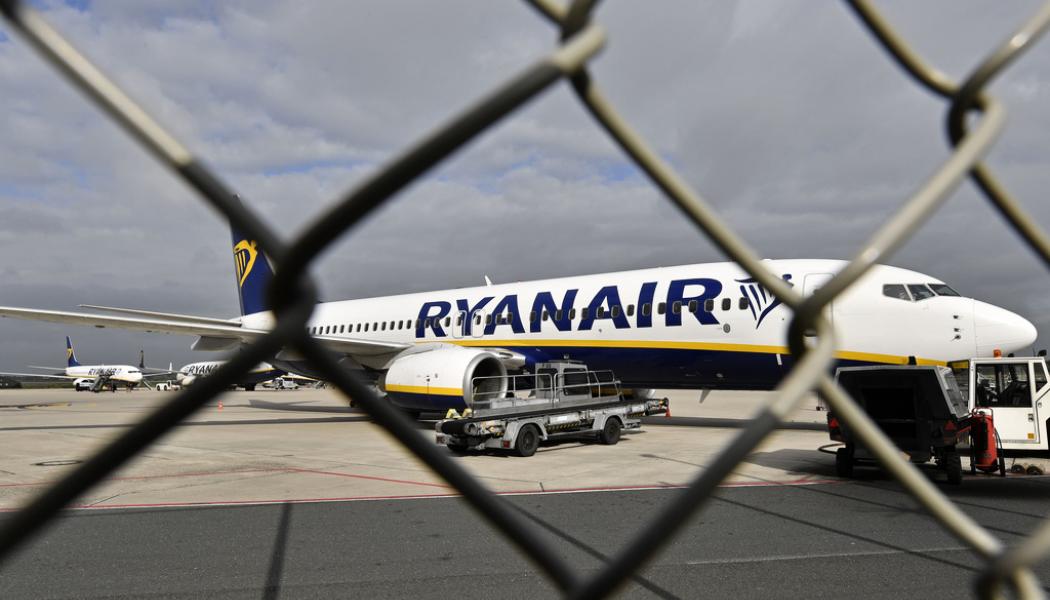 Martin Meissner/AP/TT: Ryanair ska minska personalstyrkan med upp till 1|500 personer, både piloter och kabinpersonal. Arkivbild.