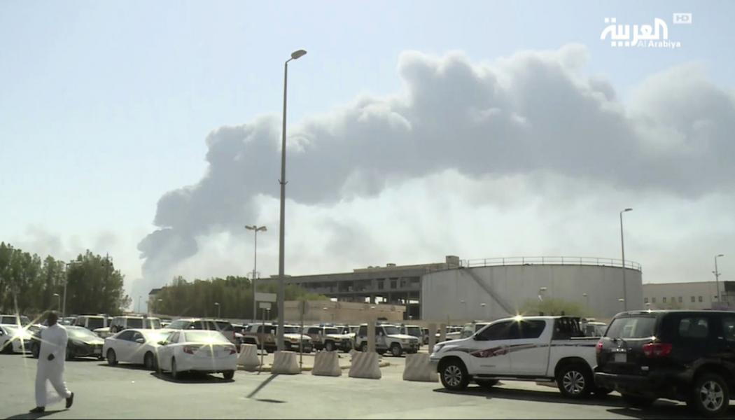 Al-Arabiya/AP/TT: Bild från tv-kanalen Al-Arabiya visar rökutveckling från den attackerade oljeanläggningen Abqaiq.