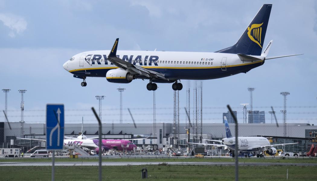 Johan Nilsson/TT: En Boeing 737-800 tillhörande Ryanair på väg in för landning på Kastrups flygplats utanför Köpenhamn. Arkivbild.