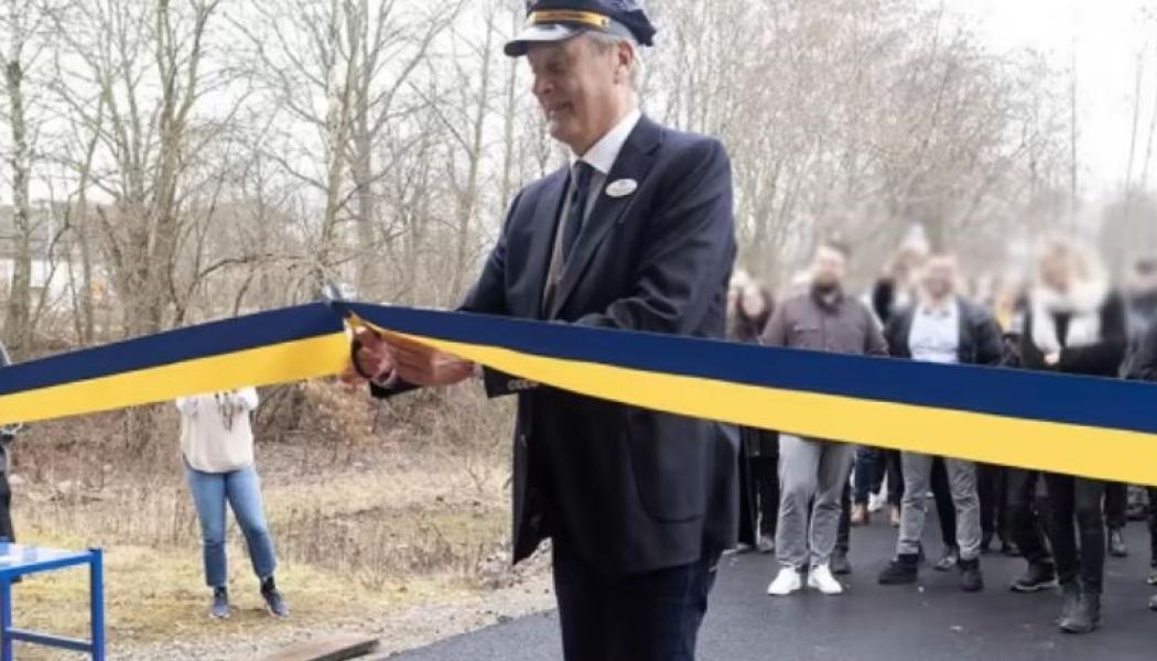 Magnus Eriksson som är VD på LK Armatur klipper banden. Foto: LK Armatur
