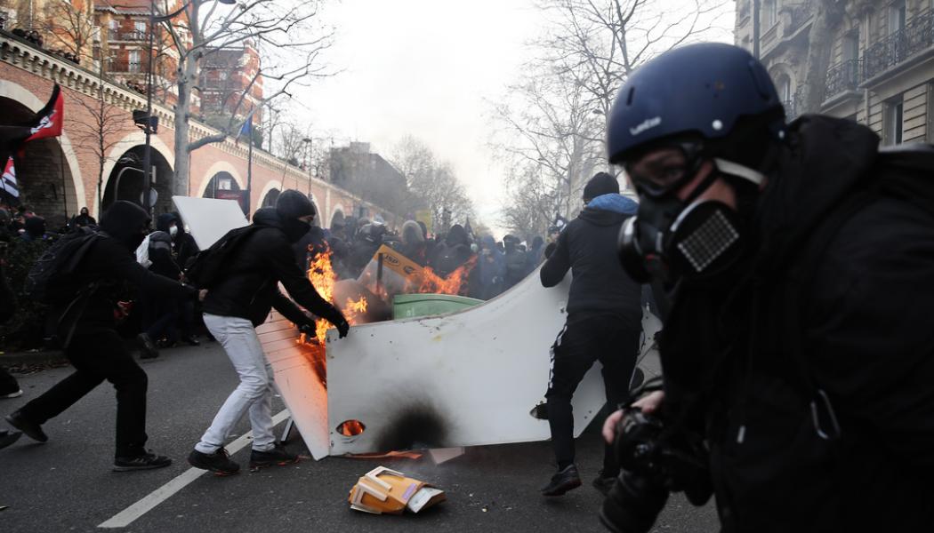 Francois Mori/AP/TT: Protester i Paris mot den förslagna pensionsreformen.