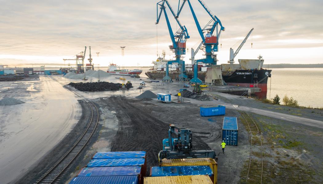 Avtalet mellan Luleå Hamn och Stegra möjliggör utbyggnad av järnvägen i hamnen och ett arrende där Stegra själva investerar i infrastruktur. Foto: Brightnest
