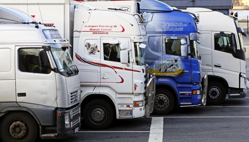 Hasse Holmberg/TT: Långtradare står uppställda i väntan på färjetransport. Arkivbild.