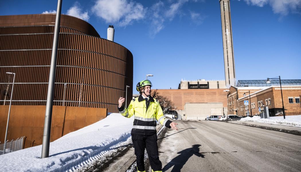 Magnus Hjalmarson Neideman/SvD/TT: Fabian Levihn, forskningschef på Stockholm Exergi framför Värtaverket där den nya tekniken ska utforskas.