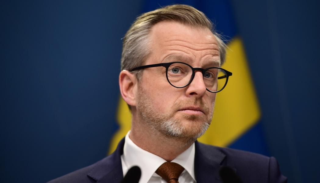 Paul Wennerholm/TT: Finansminister Mikael Damberg (S) vänder sig till EU för ytterligare skattejusteringar på bensin och diesel. Arkivbild.