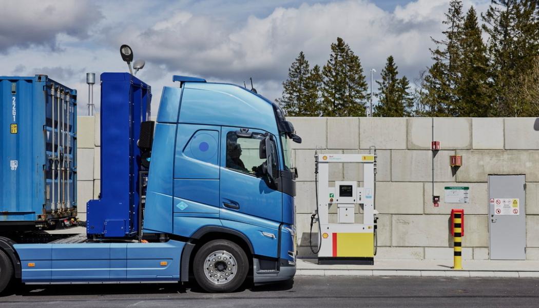 Volvo Lastvagnar/TT: En eldriven lastbil med bränsleceller vid en tankstation på en testbana. Vätgasen förvaras i tuber i en sorts tank bakom förarhytten.