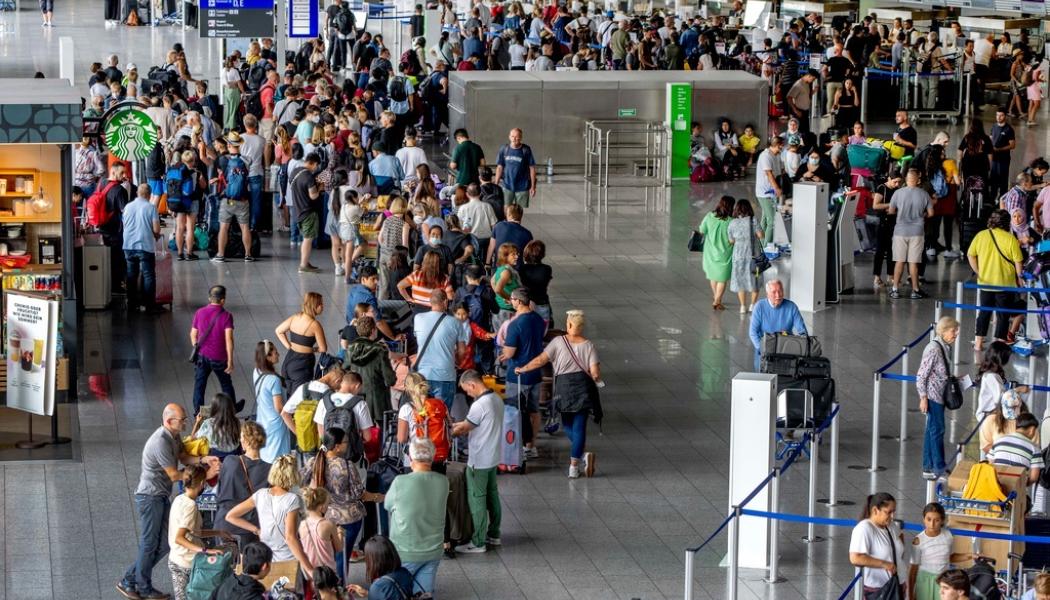 Michael Probst/AP/TT: Köerna ringlar på flygplatsen i Frankfurt inför onsdagens strejk mot Lufthansa. Arkivbild.